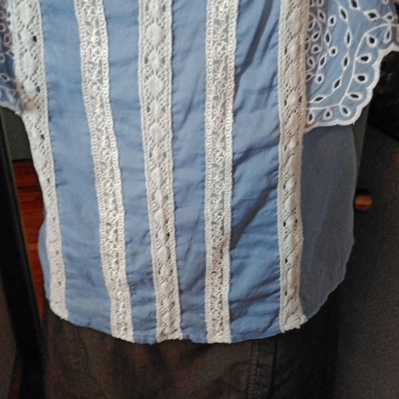 ANTHROPOLOGIE So Cute Lace Trim Blue Ruffle Flutter Sleeved With Lace Top Sz 2 - Picture 3 of 10